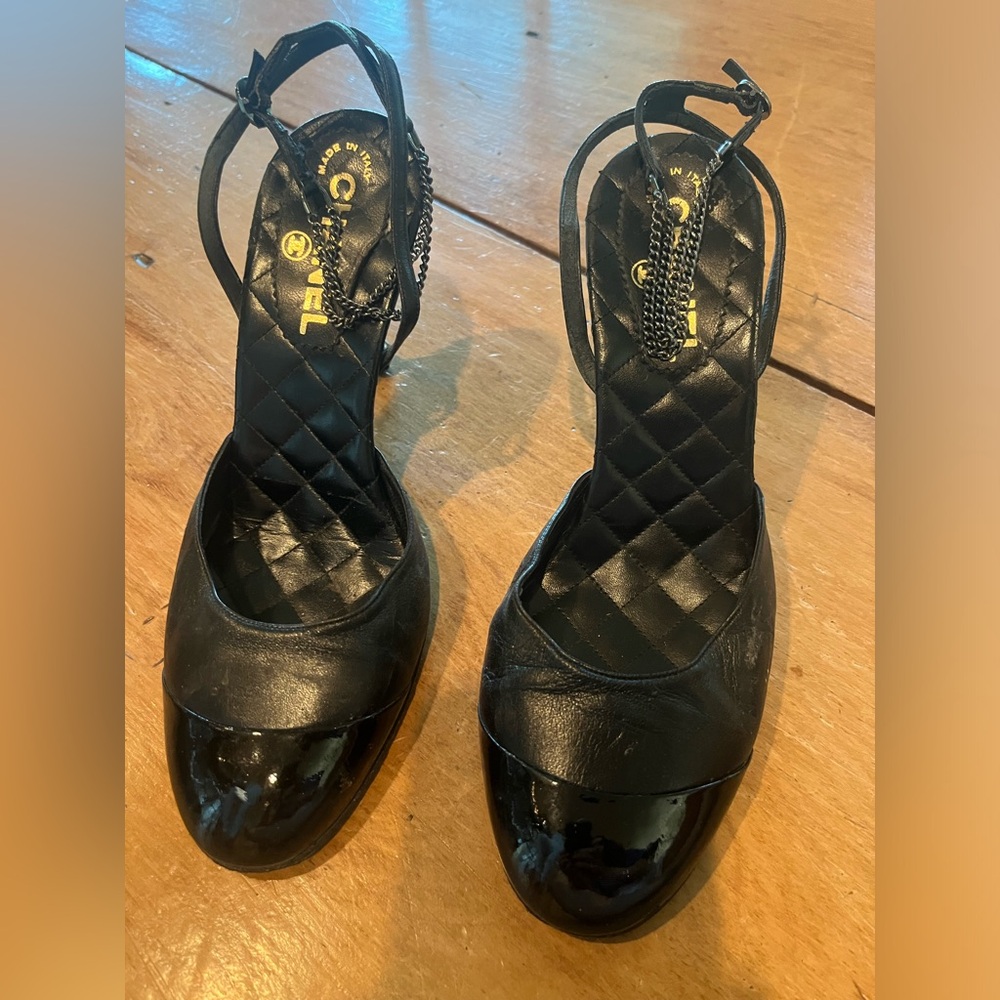 Chanel vintage pump with chain detail, size 38